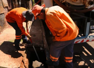 Lixo na rua entope bueiros e causa alagamento no DF