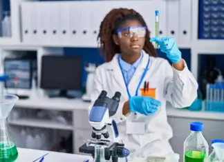 Jovens negros estudam mais, mas mercado não absorve