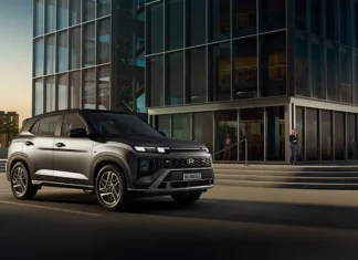 SUV Compacto ou SUV Médio: qual escolher? Modelo CRETA N Line na cor cinza estacionado na rua durante o dia com prédio ao fundo.