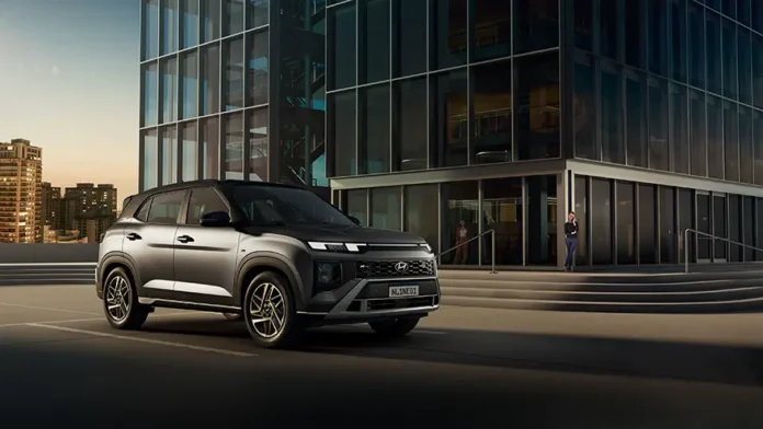 creta_nline_rua.webp.webp Modelo CRETA N Line na cor cinza estacionado na rua durante o dia com prédio ao fundo.