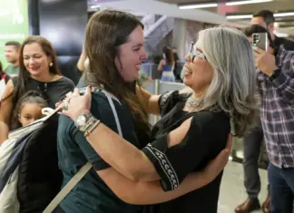 Chegada emocionada dos estudantes do intercâmbio do GDF