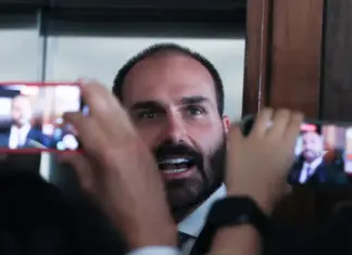 Eduardo Bolsonaro dribla sessões e mira narrativa