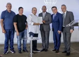 Ibaneis entrega 600ª escritura e consolida igrejas no DF