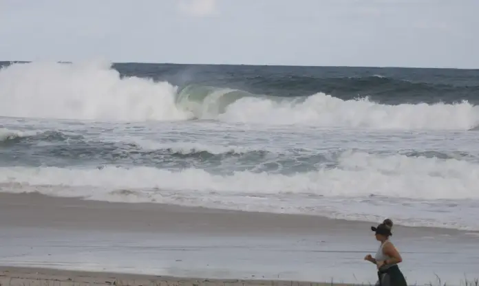 Mulher correndo na praia-© Fernando Frazão:Agência Brasil