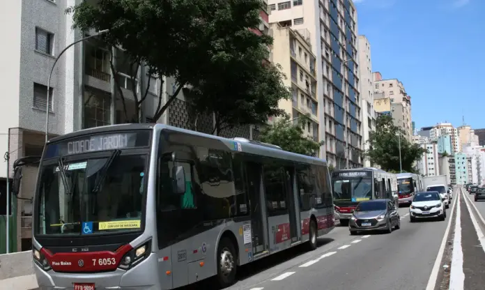 Ônibus na avenida-© Rovena Rosa:Agência Brasil