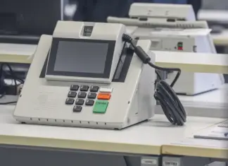 TSE conclui teste de segurança das urnas para 2026