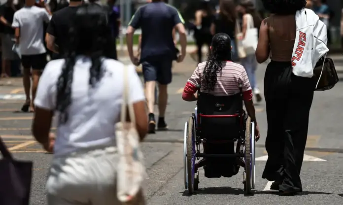 cadeirante seguindo na rua-© Marcelo Camargo:Agência Brasil