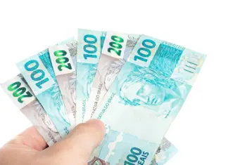 Novo Salário Mínimo de R$ 1.621 entra em vigor em 1º de janeiro Notas de real