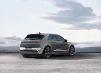 o que é a plataforma de elétricos? Visão traseira do modelo IONIQ 5 na cor cinza estacionado de dia com montanhas ao fundo.