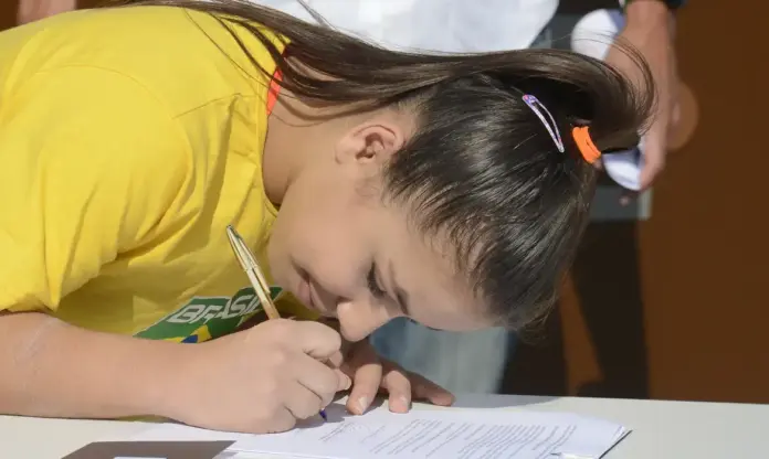 Pessoa-assinando-Tomaz-SilvaAgencia-Brasil Imagem de post