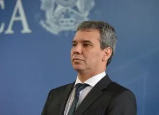 Lula escolhe aliado para a Justiça e adia resposta à segurança