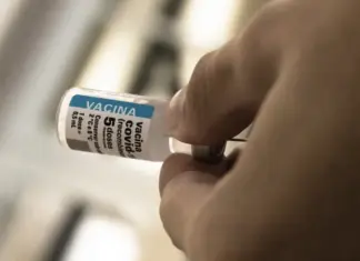 Vacinação contra a covid cai e mantém risco elevado no Brasil