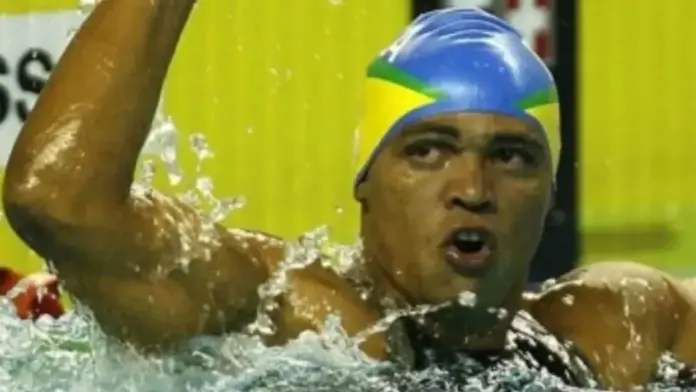 Nadador Adriano Gomes