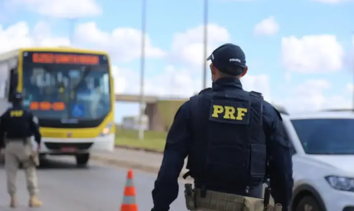 Agente PRF-PRF-Divulgação PRF, Operação Rodovida, Rodovias Federais, Carnaval 2026, Ministério Da Justiça Alt text (imagem): PRF Carnaval 2026 intensifica fiscalização nas rodovias federais até 18/2