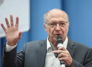 Alckmin elogia Dino por suspender penduricalhos no STF Homem com a mão levantada.