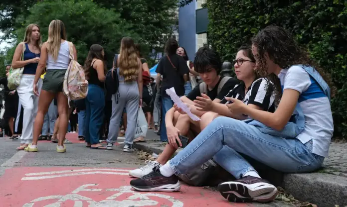 Alunos-Fernando Frazão-Agência Brasil Pé-de-Meia Lic com inscrição na Plataforma Freire e bolsa mensal de R$ 1.050 para licenciatura presencial