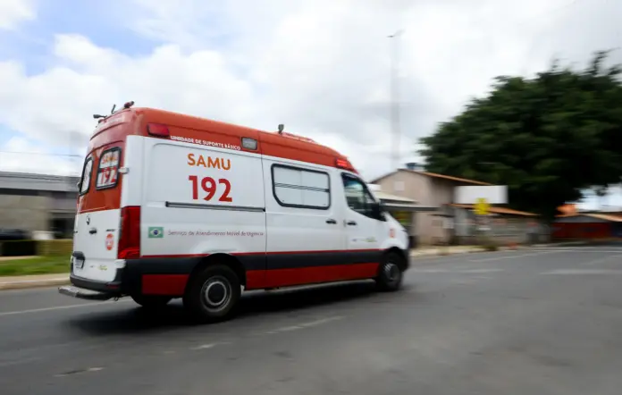 Samu-DF Carnaval com ambulância e motolâncias em base na Torre de TV
