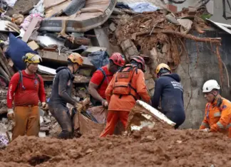 Chuvas na Zona da Mata deixam 36 mortos e 33 desaparecidos Bombeiros atuam em área com lama e destroços com buscas por desaparecidos
