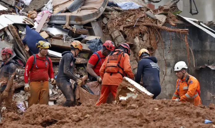 Bombeiros atuam em área com lama e destroços com buscas por desaparecidos