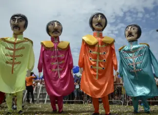 Rio tem 46 blocos hoje e espera 6,8 milhões nas ruas Foliões acompanham bloco de rua no Rio em dia de Carnaval com concentração no Centro e na Zona Sul.