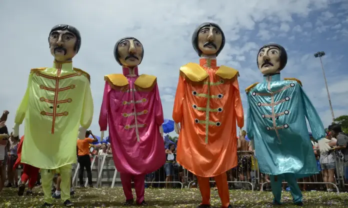 Bonecos gigantes-Tânia Rêgo-Agência Brasil Foliões acompanham bloco de rua no Rio em dia de Carnaval com concentração no Centro e na Zona Sul.