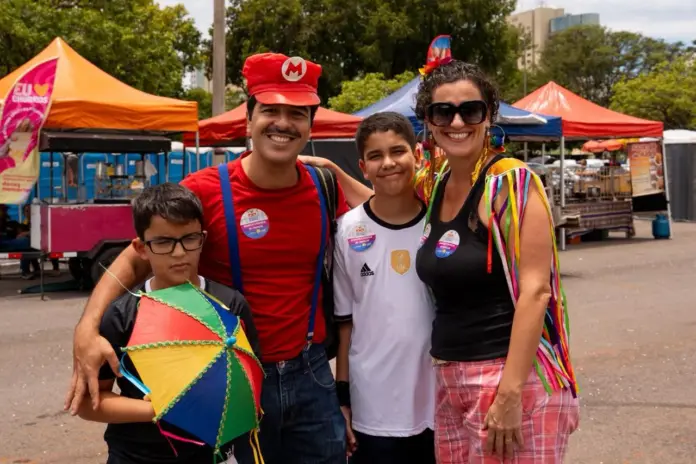 Pessoas fantasiadas.