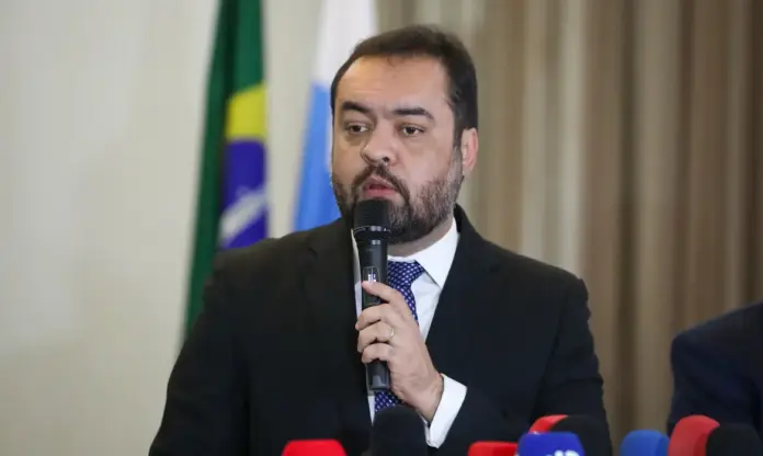 Governador Claudio Castro discursando.