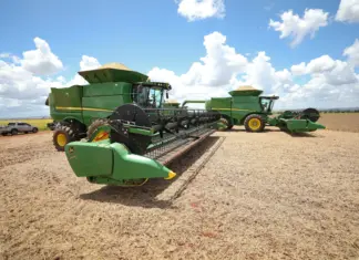 Colheita de soja no DF começa com alta expectativa Colheitadeiras prontas para colher soja