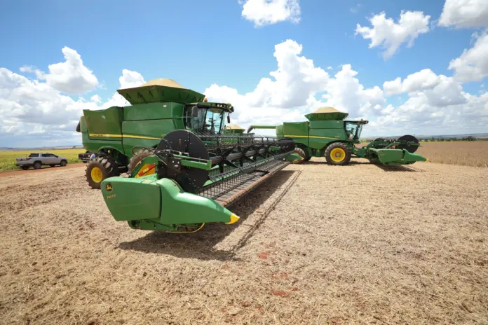 Colheitadeiras prontas para colher soja