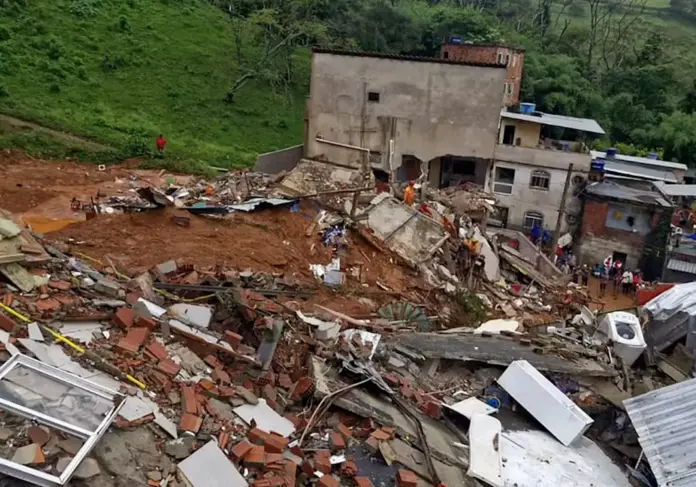 Desmoronamento Juioz de Fora-Departamento dos Bombeiros de MG:-via AFP Bombeiros atuam em buscas por desaparecidos após deslizamentos na Zona da Mata mineira