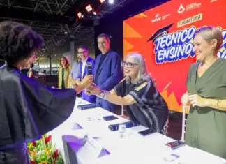 GDF e Senac-DF formam 1,5 mil no técnico do ensino médio. Técnico no EM: formatura de 1,5 mil estudantes da rede pública em cerimônia no Parque da Cidade, em Brasília.