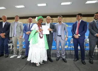 GDF chega a 600 escrituras para entidades religiosas Ialorixás recebem escrituras de regularização fundiária do Programa Igreja Legal em cerimônia no Distrito Federal.