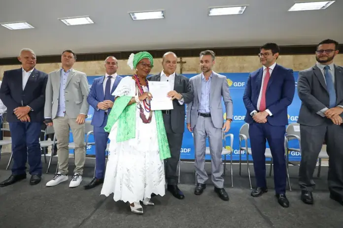 Ialorixás recebem escrituras de regularização fundiária do Programa Igreja Legal em cerimônia no Distrito Federal.