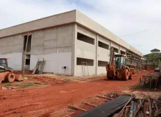 Escola pública de Arniqueira entra na fase de acabamento Prédio em contrução