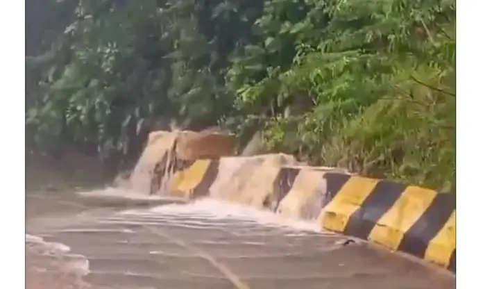 Rua alagada no litoral de São Paulo