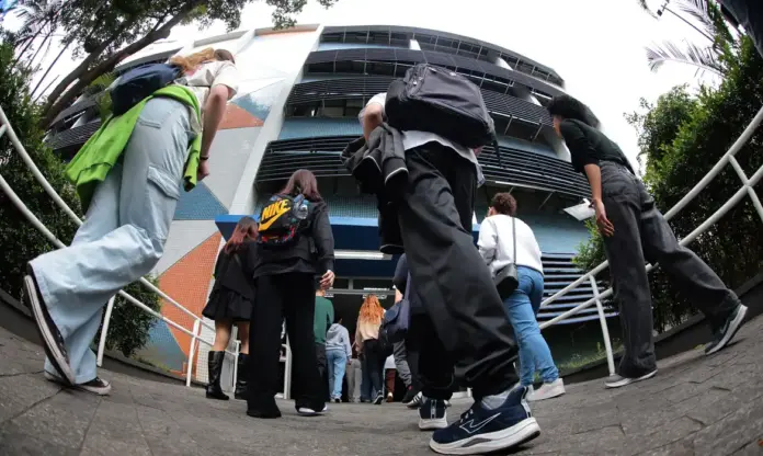 Estudantes andando-Paulo Pinto-Agência Brasil Fies 2026 com prazo de complementação encerrado e calendário da lista de espera