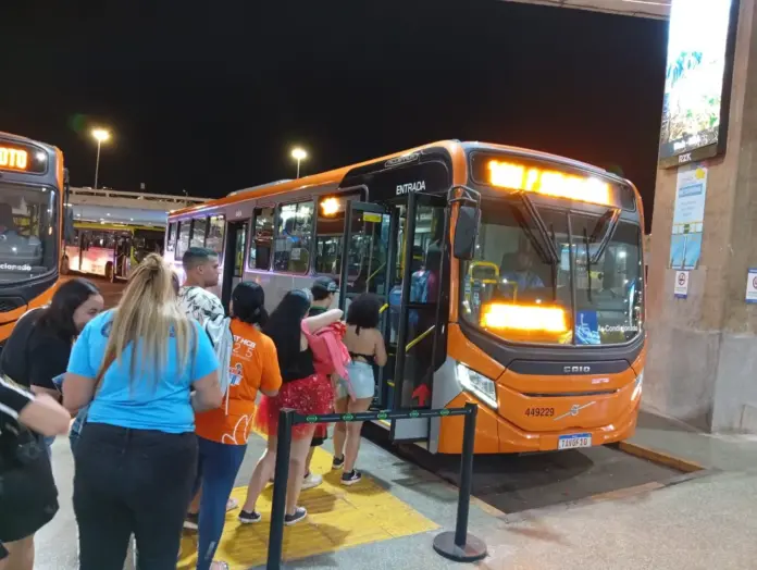 Vai de Graça DF no Carnaval 2026 com ônibus e metrô transportando milhões de passageiros
