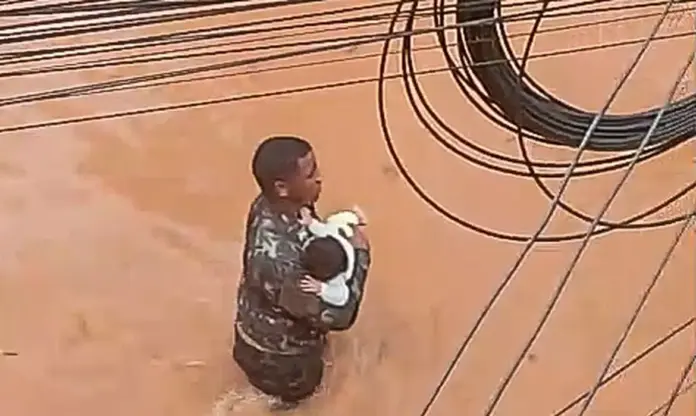 Heroi-Yuri Souza-Arquivo Pessoal Ex-soldado salvando bebê da enchente