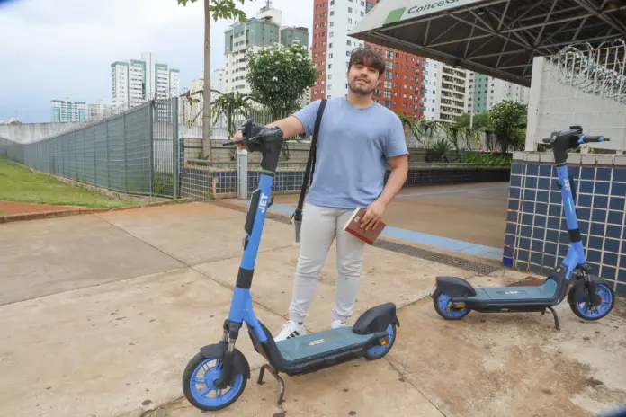 Zebrinha e placa de endereçamento em região do DF simbolizam a expansão e descentralização de serviços públicos.