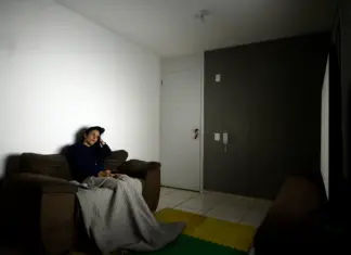 Insônia atinge 31,1% no DF Mu;her vendo TV.