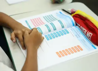 MEC certifica 4,7 mil redes com selo de alfabetização Livro aberto