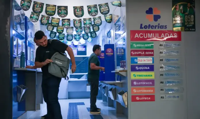 Lotérica com pessoas fazendo jogos