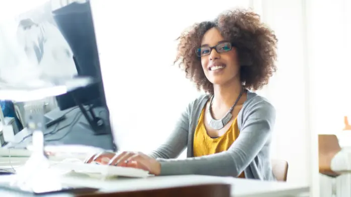 Mulher no compudator.