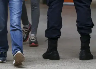 Punição física em escola do DF leva PM a afastar policiais Estudantes em área escolar após denúncia de punição física no CED 1 do Itapoã no DF