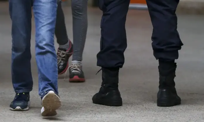 Estudantes em área escolar após denúncia de punição física no CED 1 do Itapoã no DF