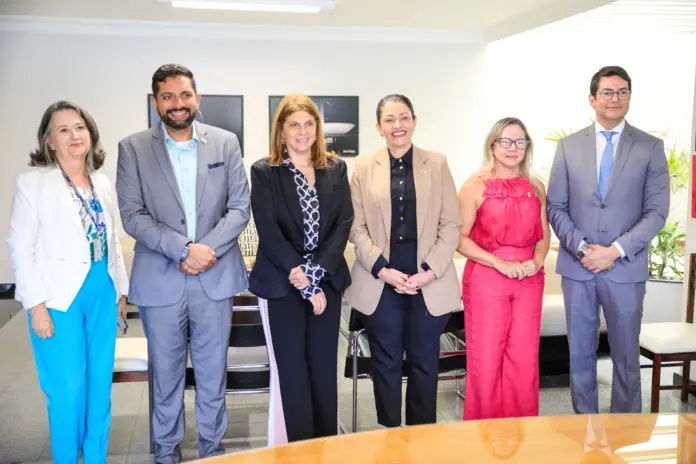 Pessoa GDF-Divulgação-Seec-DF Assinatura de adesão do DF à Rede Equidade com representantes da Seec-DF e do Senado em Brasília