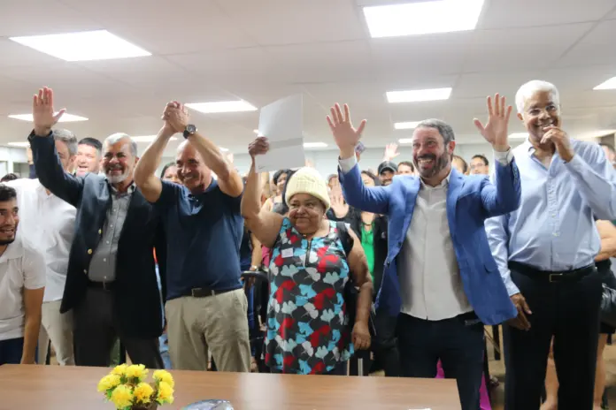 Pessoas felizes Moradores do Residencial Tamanduá exibem escrituras gratuitas