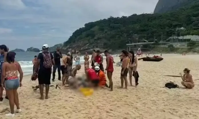Queda asa delta-Anna Júlia Steckelberg-Divulgação Asa delta RJ cai na praia de São Conrado; resgate dos bombeiros atende vítimas e perícia investiga as causas do acidente.