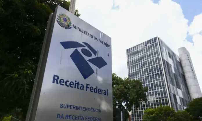 Fachada da Receita Federal e referência ao STF em notícia sobre apuração de acessos indevidos a dados fiscais