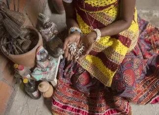 Inca lança cartilha Saúde com Axé para mulheres negras Mulher sentada